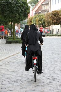 Nuns on bicycle pass in front of the Cathedral of Wroclaw, Poland Photo: Yarl Wikimedia Commons