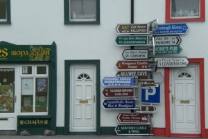 Signpost at Ballyvaughan, Co. Clare. Photo: c. Chris Tomlinson Licensed for reuse under Creative Commons